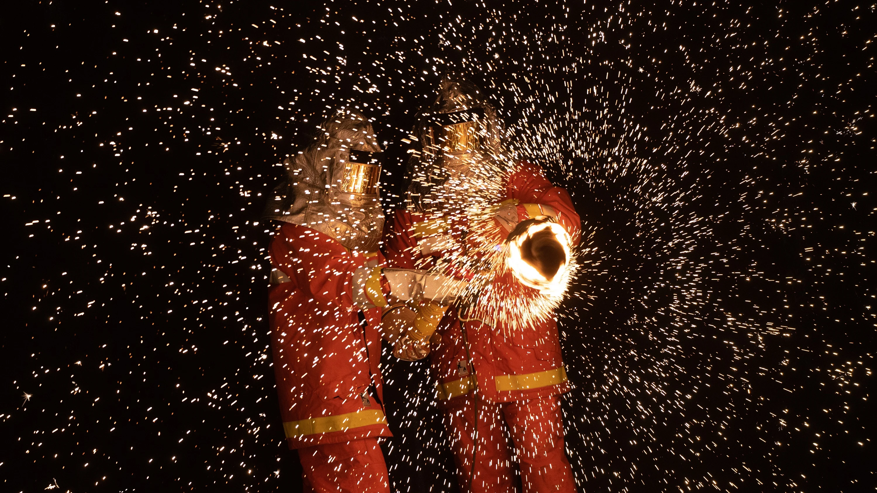 ¡Hipnótico! Marron crea una pantalla gigante de cine a base de fuego y chispas ¡Hipnótico! Marron crea una pantalla gigante de cine a base de fuego y chispas