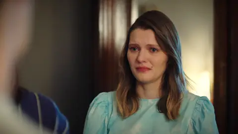 Sibel pilla a Harika robando unos pendientes… ¡Y las echa definitivamente de casa! Sibel pilla a Harika robando unos pendientes… ¡Y las echa definitivamente de casa!