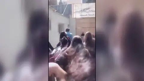 El profesor siendo expulsado por las niñas El profesor siendo expulsado por las niñas