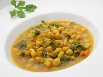 Receta barata de Karlos Argui&ntilde;ano: garbanzos con acelgas y c&uacute;rcuma