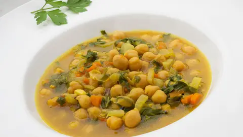 Receta barata de Karlos Arguiñano: garbanzos con acelgas y cúrcuma Receta barata de Karlos Arguiñano: garbanzos con acelgas y cúrcuma
