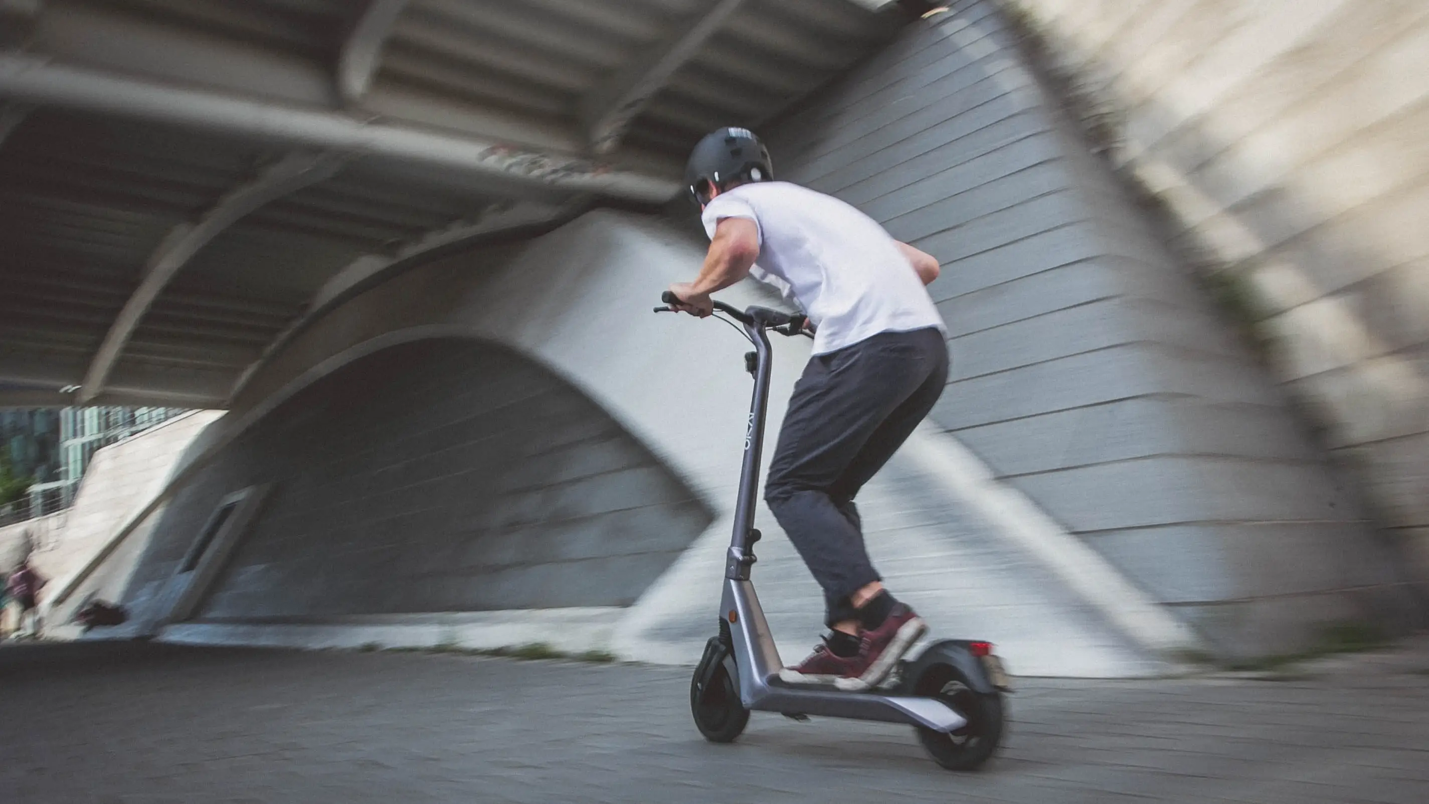 Un joven con un patinete eléctrico Un joven con un patinete eléctrico