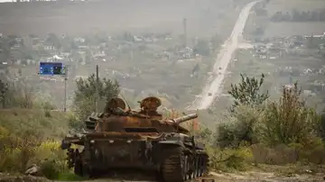 Tanque ruso incendiado en la región de Járkov Tanque ruso incendiado en la región de Járkov