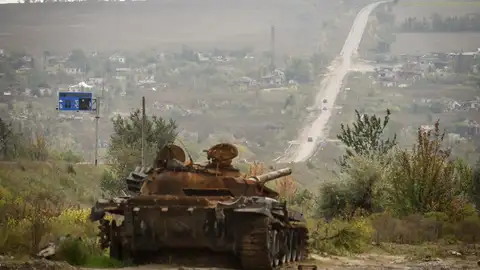 Tanque ruso incendiado en la región de Járkov Tanque ruso incendiado en la región de Járkov