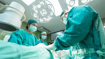 Cirujano durante una operación