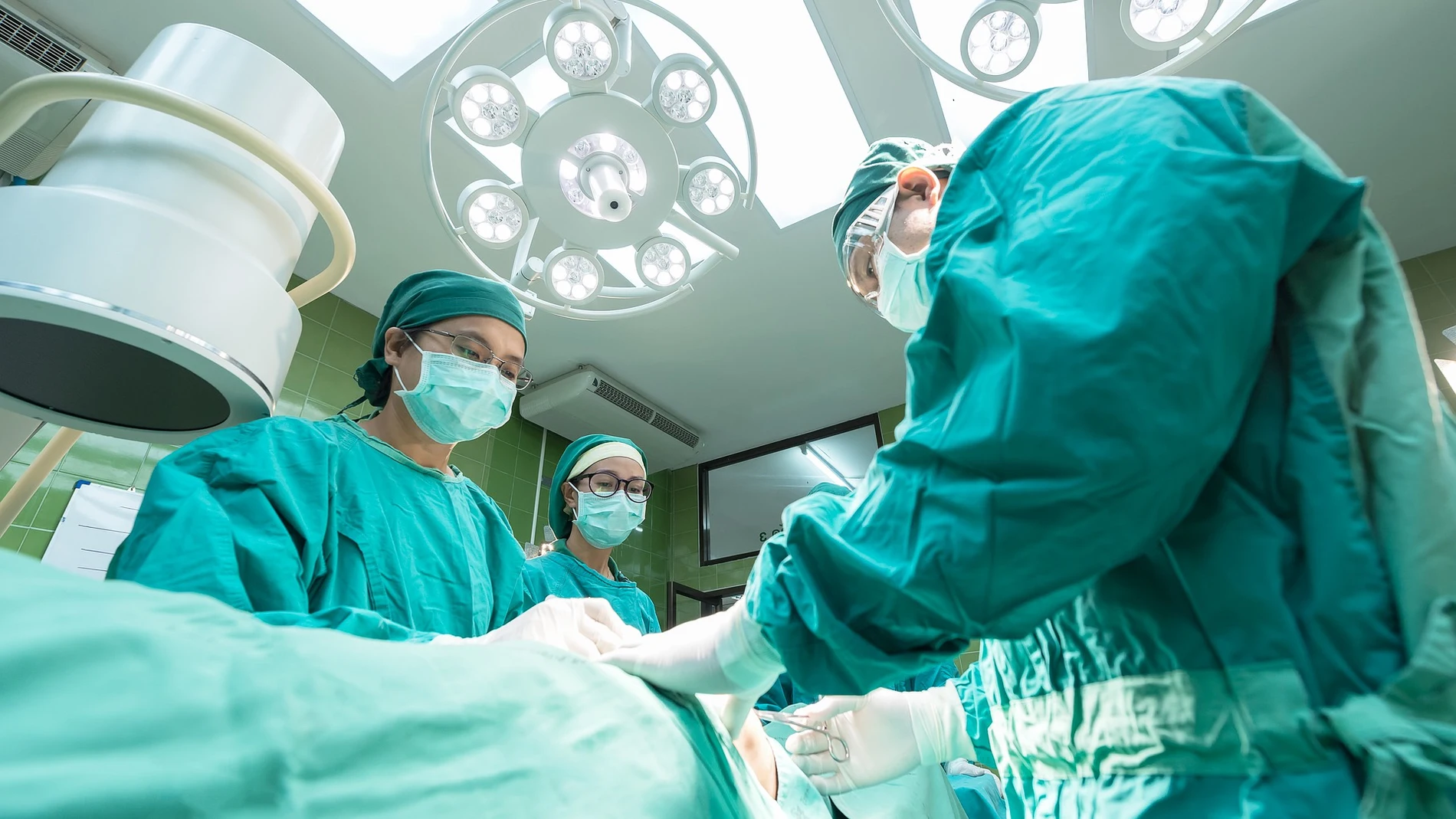 Cirujano durante una operación