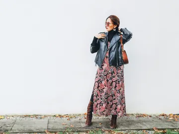 Mujer con vestido de otoño Mujer con vestido de otoño