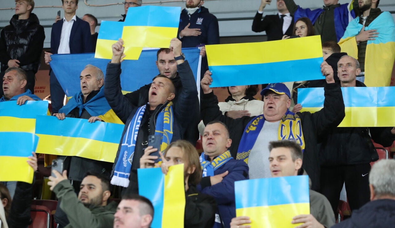 Aficionados ucranianos en el Ucrania - Escocia celebrado en Polonia