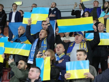 Aficionados ucranianos en el Ucrania - Escocia celebrado en Polonia