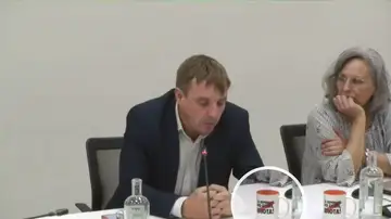 El concejal de Ciudadanos interviene en el pleno de Figueres con la taza El concejal de Ciudadanos interviene en el pleno de Figueres con la taza