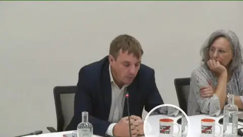 El concejal de Ciudadanos interviene en el pleno de Figueres con la taza El concejal de Ciudadanos interviene en el pleno de Figueres con la taza