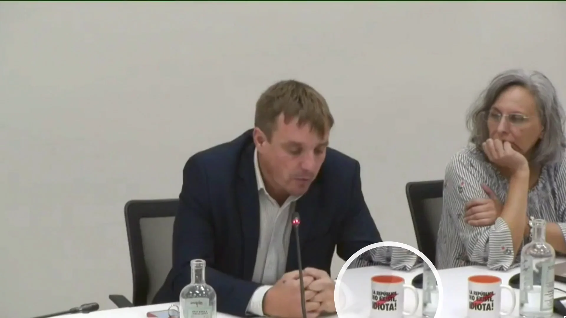 El concejal de Ciudadanos interviene en el pleno de Figueres con la taza El concejal de Ciudadanos interviene en el pleno de Figueres con la taza