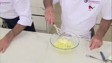 Agrega la mayonesa y mezcla bien