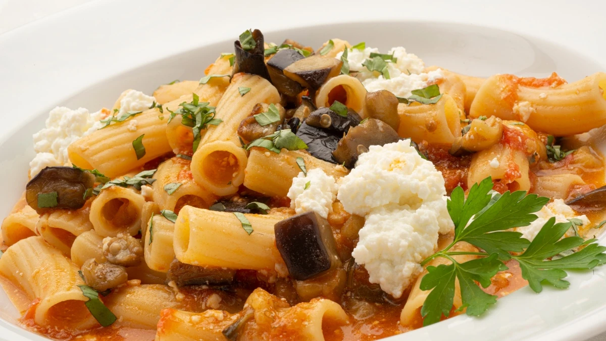 Macarrones a la norma, "una receta italiana perfecta" de Karlos Arguiñano Macarrones a la norma, "una receta italiana perfecta" de Karlos Arguiñano