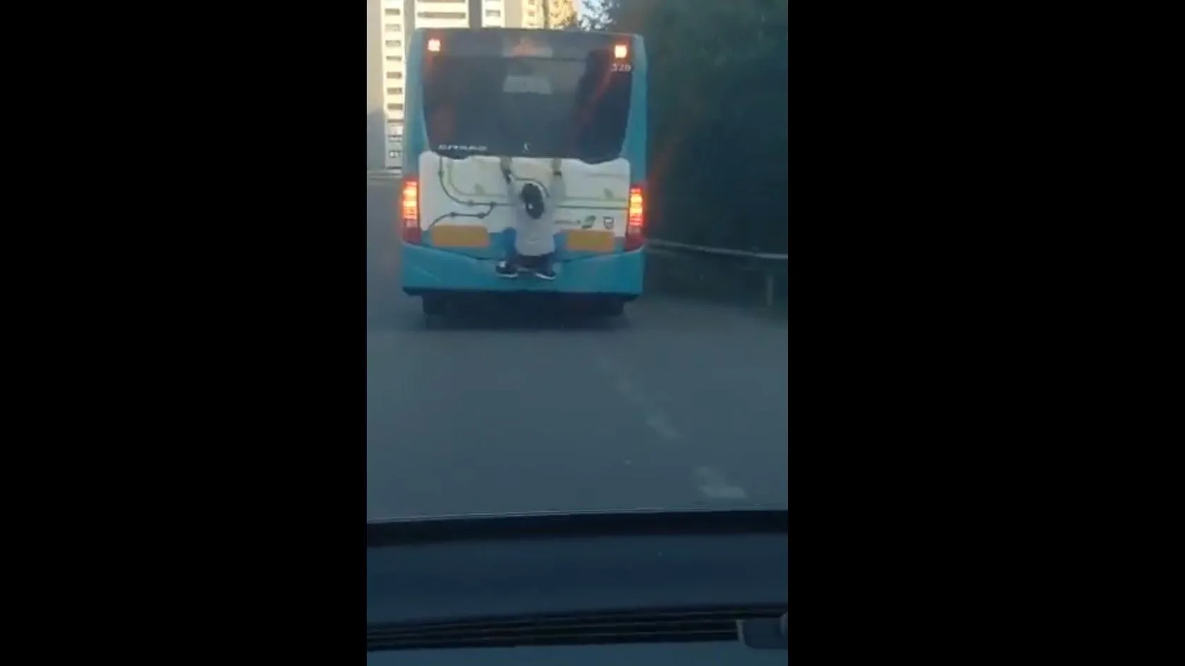 El joven colgado en el autob&uacute;s