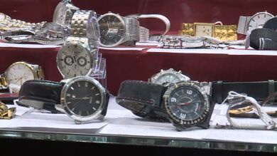 Subastan en Madrid miles de objetos perdidos sin dueño como carteras, relojes o móviles 