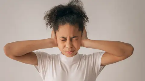 Chica con presión en los oídos Chica con presión en los oídos