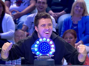 El surrealista tarareo de Orestes… ¡con el que se marca un pleno en ‘La Pista’! El surrealista tarareo de Orestes… ¡con el que se marca un pleno en ‘La Pista’!