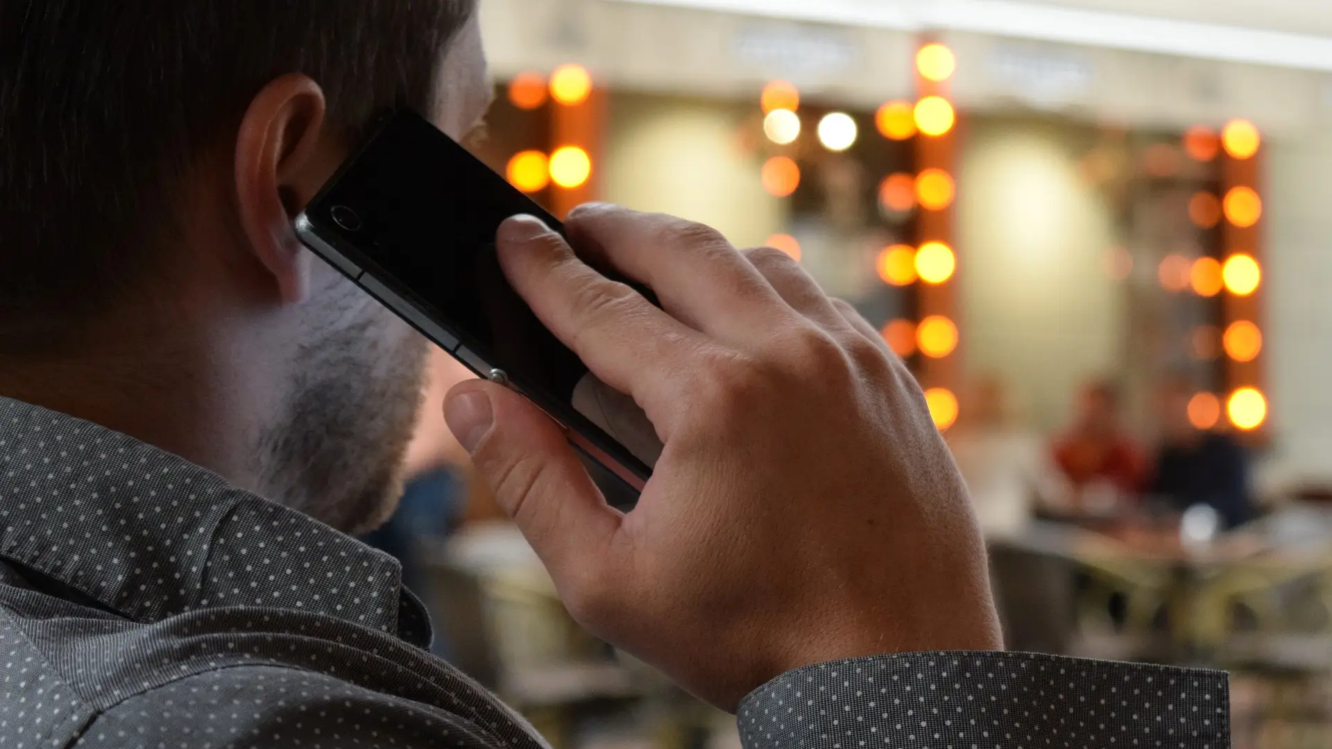 Hombre hablando por tel&eacute;fono