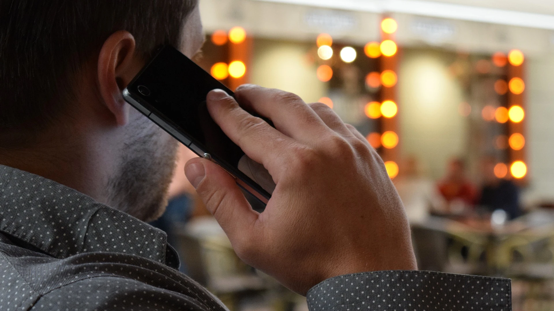 Hombre hablando por tel&eacute;fono