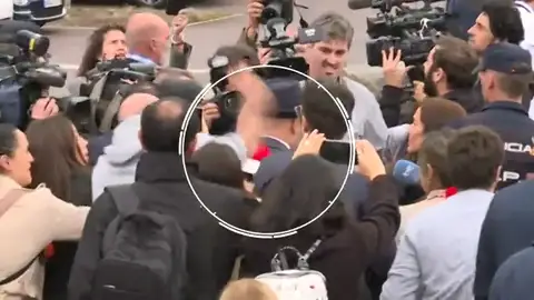 Agreden al exdirectivo de Adif a la salida del juicio por el accidente ferroviario en Angrois Agreden al exdirectivo de Adif a la salida del juicio por el accidente ferroviario en Angrois