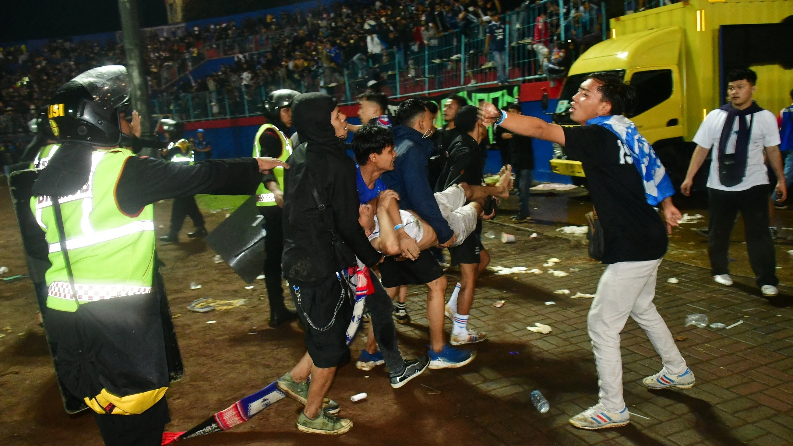 Una persona es evacuada del campo en la tragedia de Indonesia Una persona es evacuada del campo en la tragedia de Indonesia