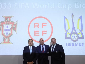 Fernando Gomes, Luis Rubiales y Andriy Pavelko, en la rueda de prensa ofrecida en Nyon