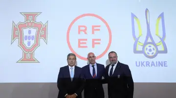 Fernando Gomes, Luis Rubiales y Andriy Pavelko, en la rueda de prensa ofrecida en Nyon Fernando Gomes, Luis Rubiales y Andriy Pavelko, en la rueda de prensa ofrecida en Nyon