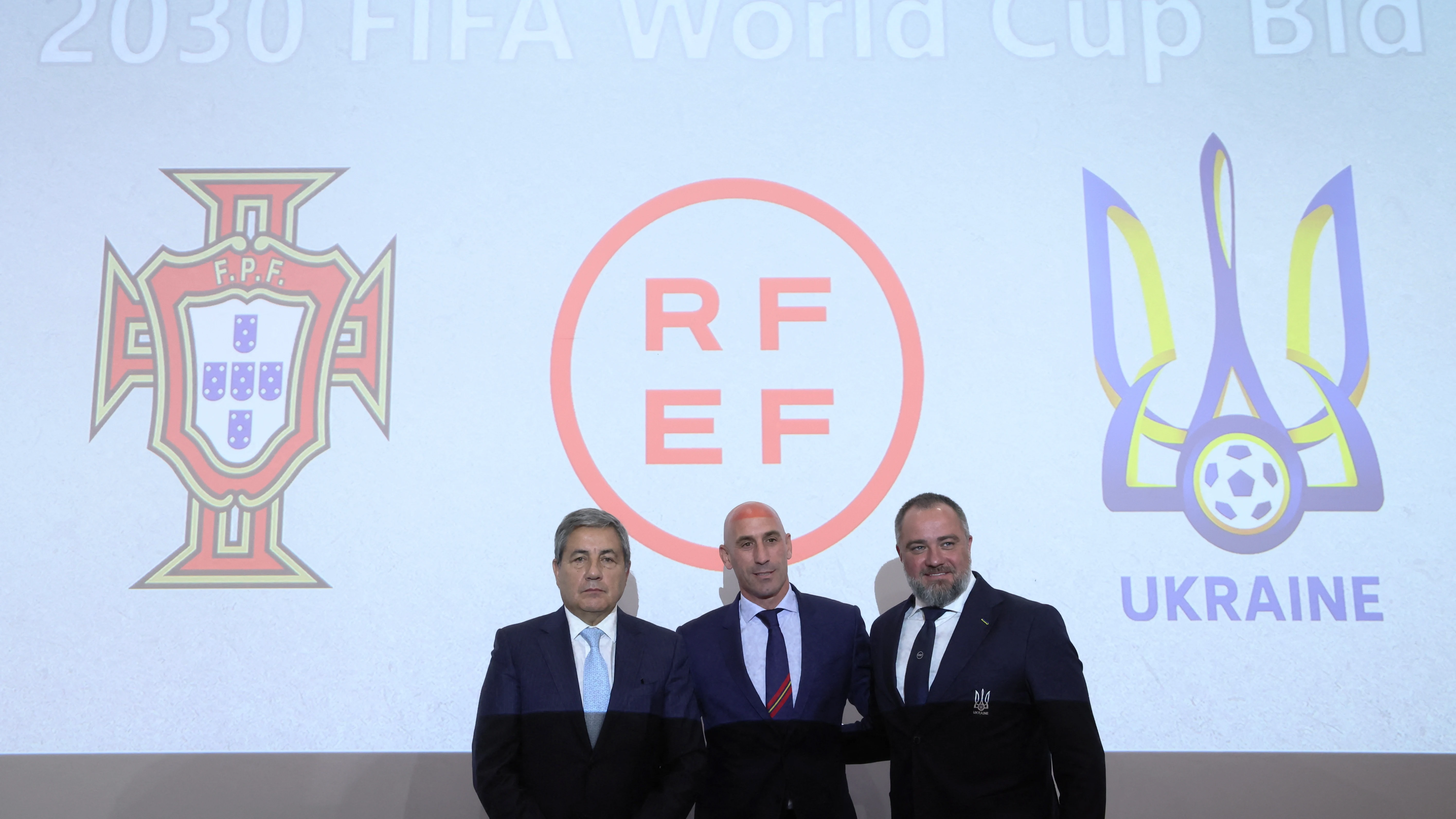 Fernando Gomes, Luis Rubiales y Andriy Pavelko, en la rueda de prensa ofrecida en Nyon Fernando Gomes, Luis Rubiales y Andriy Pavelko, en la rueda de prensa ofrecida en Nyon