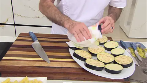 Deja reposar las rodajas de berenjenas Deja reposar las rodajas de berenjenas
