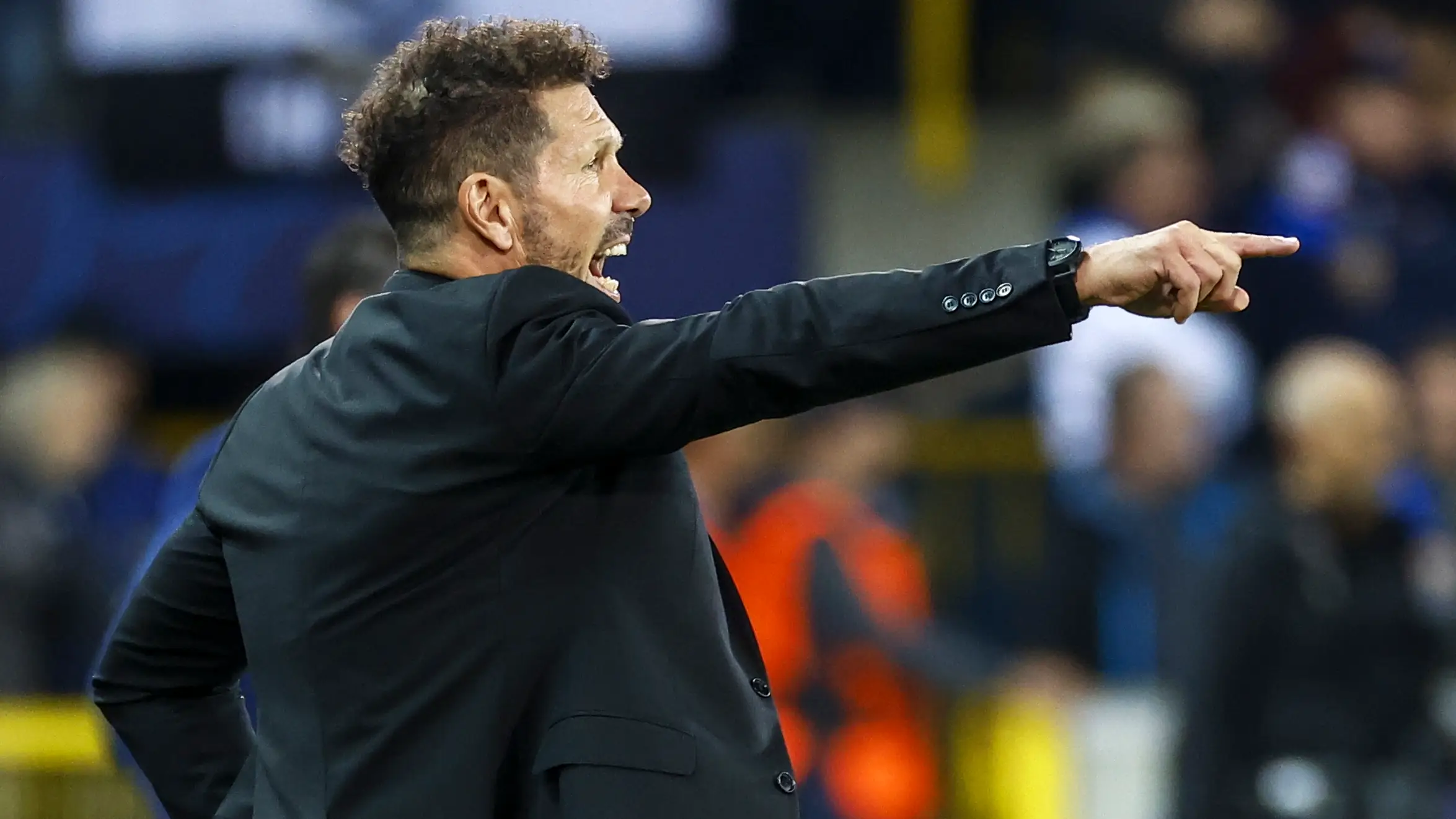 Simeone gesticula en el partido ante el Brujas