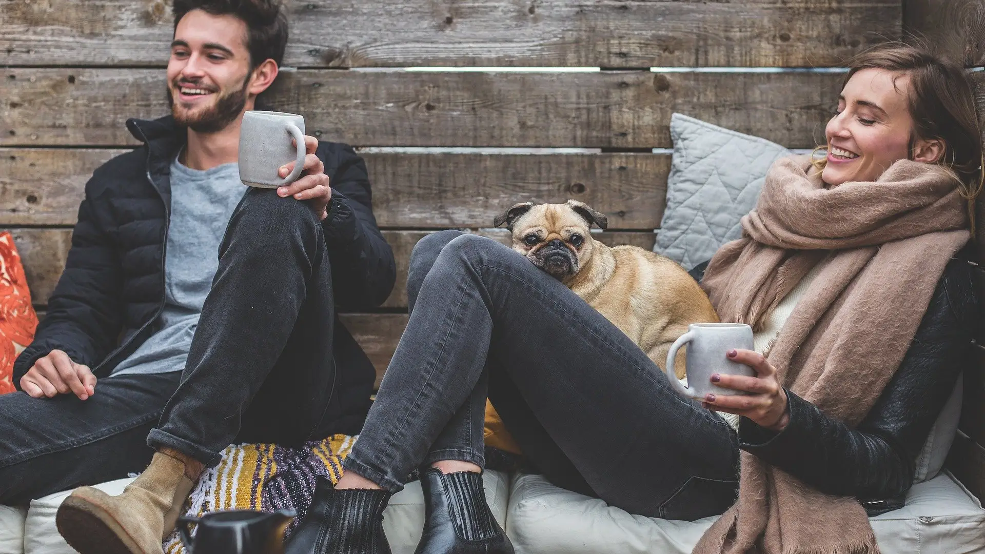 Imagen de una pareja con su perro