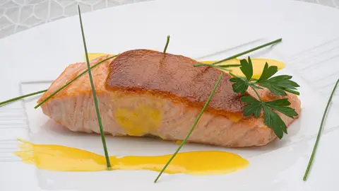 Salmón con salsa bearnesa, la receta rápida y jugosa de Karlos Arguiñano Salmón con salsa bearnesa, la receta rápida y jugosa de Karlos Arguiñano