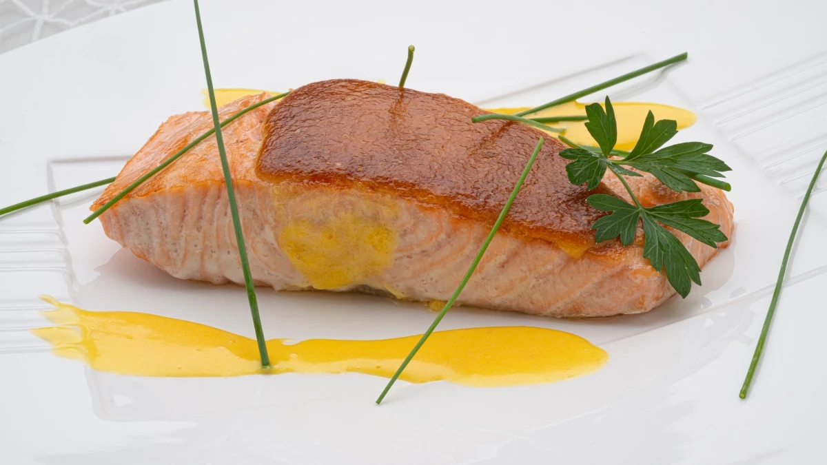 Salm&oacute;n con salsa bearnesa, la receta r&aacute;pida y jugosa de Karlos Argui&ntilde;ano