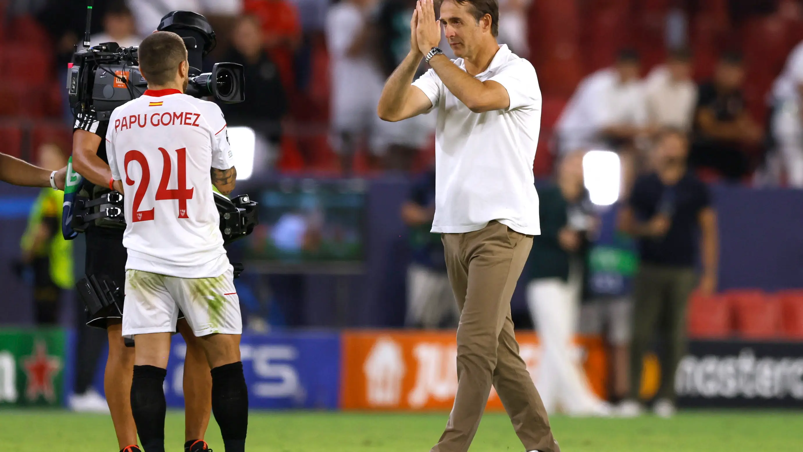 Julen Lopetegui saluda a la afici&oacute;n tras el partido ante el Dortmund