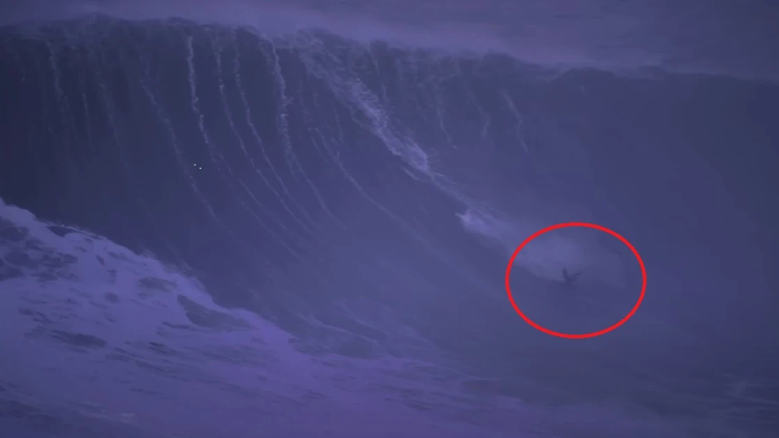 El surfista francés Pierre Rollet en el momento de su caída en Nazaré El surfista francés Pierre Rollet en el momento de su caída en Nazaré