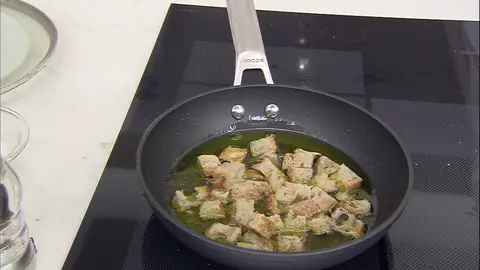 Fríe los dados de pan Fríe los dados de pan