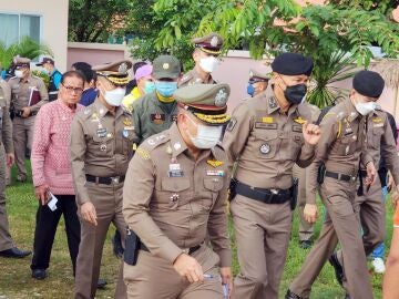 La policía tailandesa inspecciona el lugar de la masacre