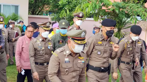 La policía tailandesa inspecciona el lugar de la masacre La policía tailandesa inspecciona el lugar de la masacre