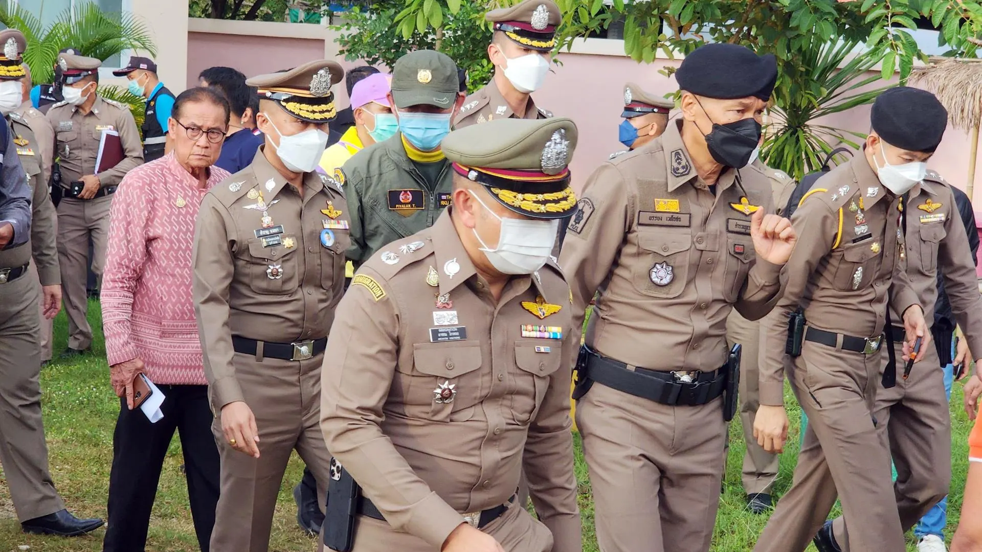La policía tailandesa inspecciona el lugar de la masacre La policía tailandesa inspecciona el lugar de la masacre