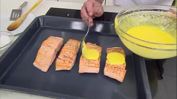 Coloca los lomos de salmón en una bandeja de horno