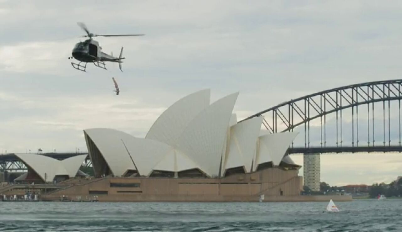 Rhiannan Iffland Celebra Su Victoria En Las Series Mundiales Saltando Desde Un Helicóptero