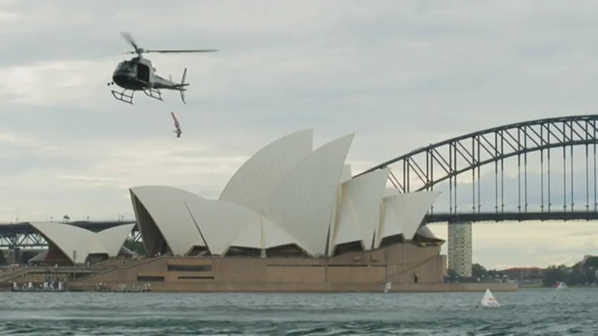Rhiannan Iffland Celebra Su Victoria En Las Series Mundiales Saltando Desde Un Helicóptero