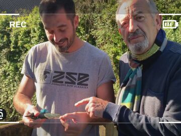 Karlos Arguiñano y su hijo Joseba rescatan un pájaro