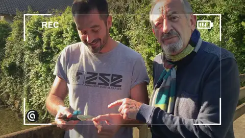 Karlos Arguiñano y su hijo Joseba rescatan un pájaro Karlos Arguiñano y su hijo Joseba rescatan un pájaro