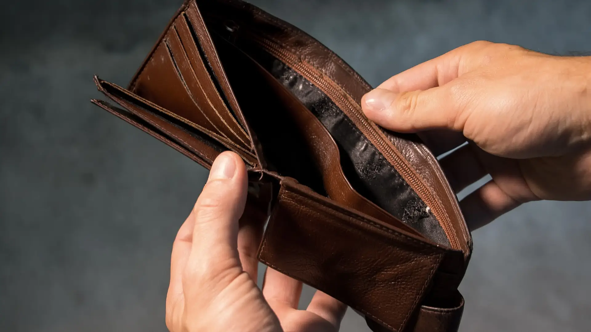 Imagen de una cartera vacía Imagen de una cartera vacía