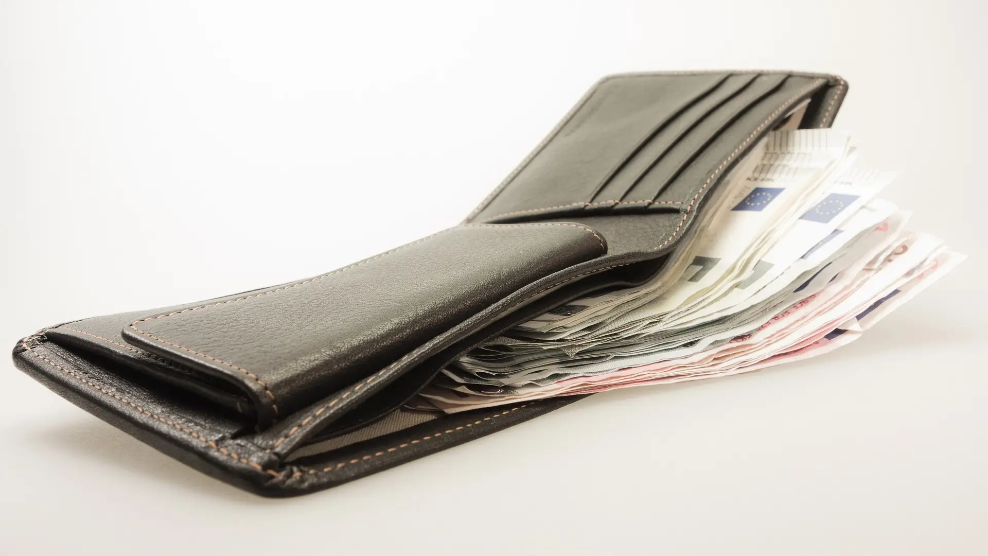 Una cartera llena de dinero Una cartera llena de dinero
