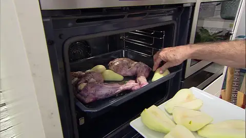 Coloca las peras en la bandeja del horno Coloca las peras en la bandeja del horno