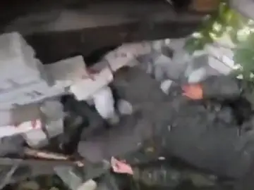 Soldados ucranianos rescatan a un combatiente ruso Soldados ucranianos rescatan a un combatiente ruso