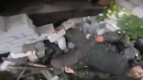 Soldados ucranianos rescatan a un combatiente ruso Soldados ucranianos rescatan a un combatiente ruso